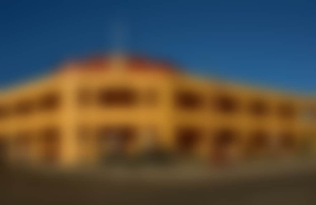 Golden Age Motel Omeo view of the hotel from the street in the afternoon sun