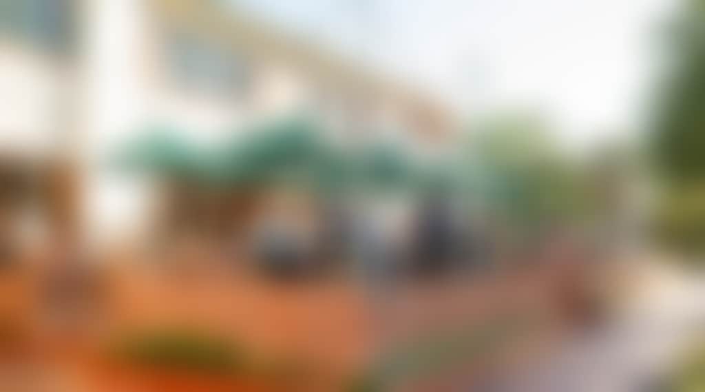 13639 outdoor dining at Bridge Hotel Werribee