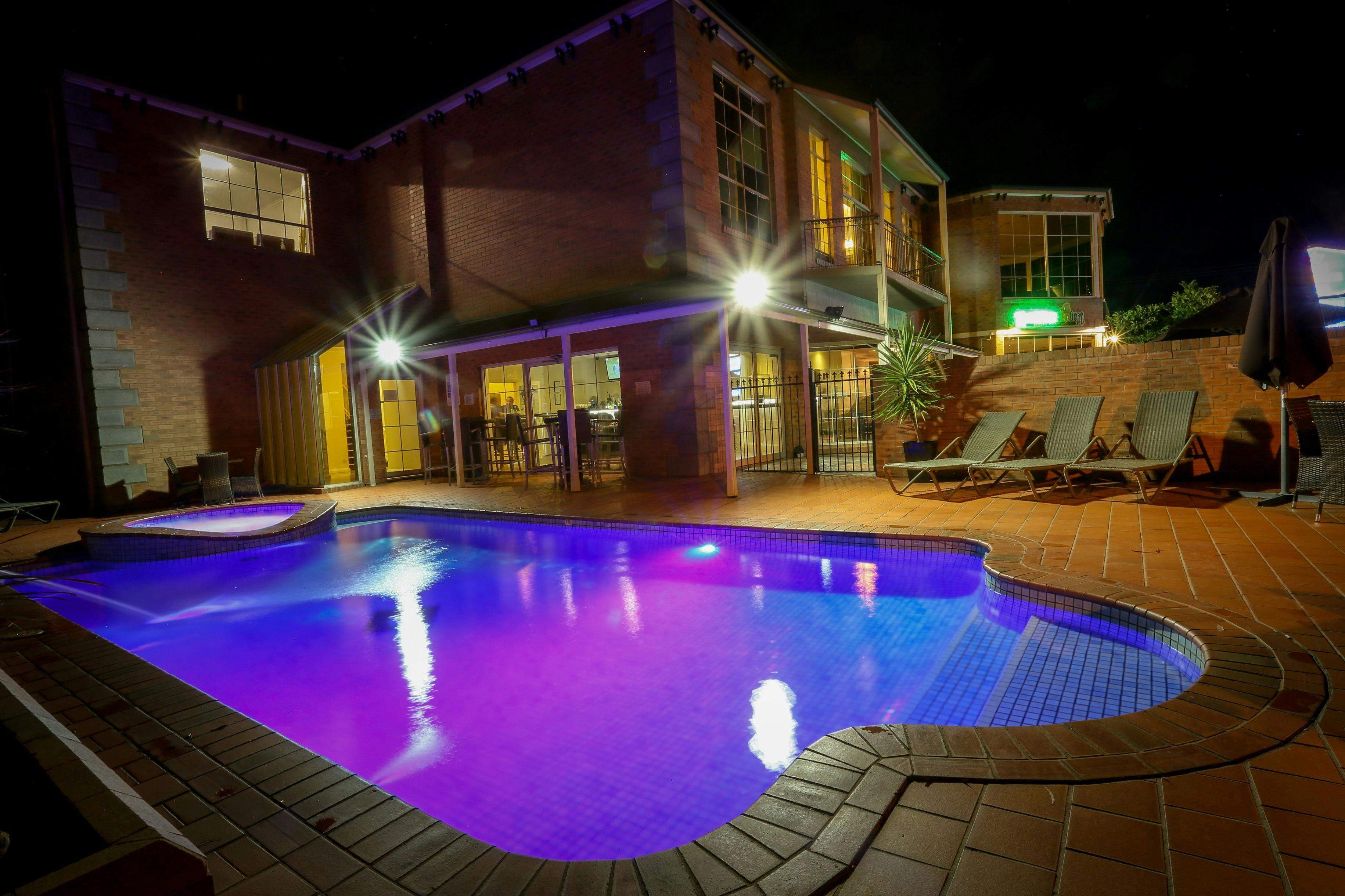 Original__9878598_Fc72_Accommodation_Albury_Wodonga_Evening_Pool_Area_2_R84Lyp4