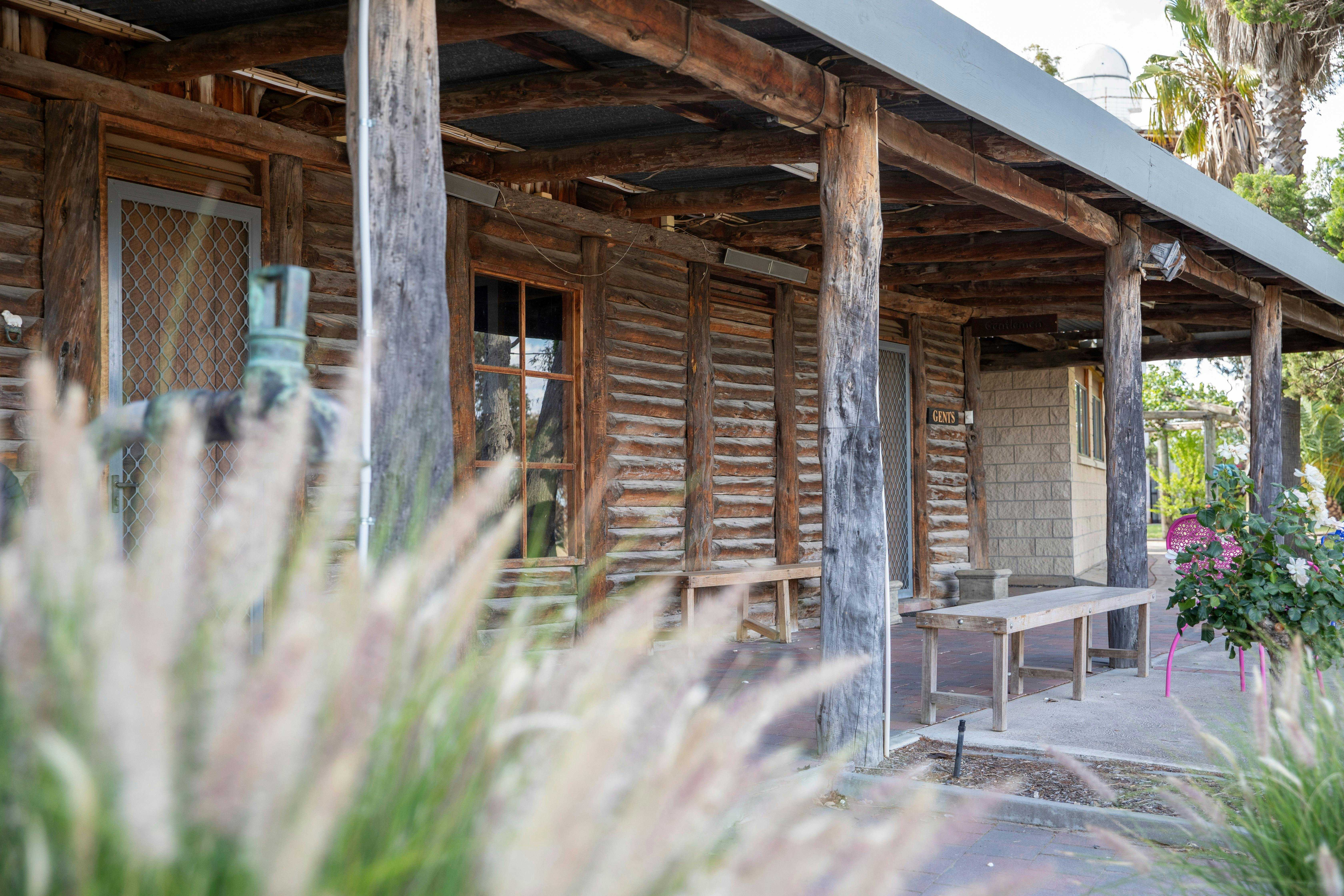 4D8Fc8307528126050F96F925Bf12702