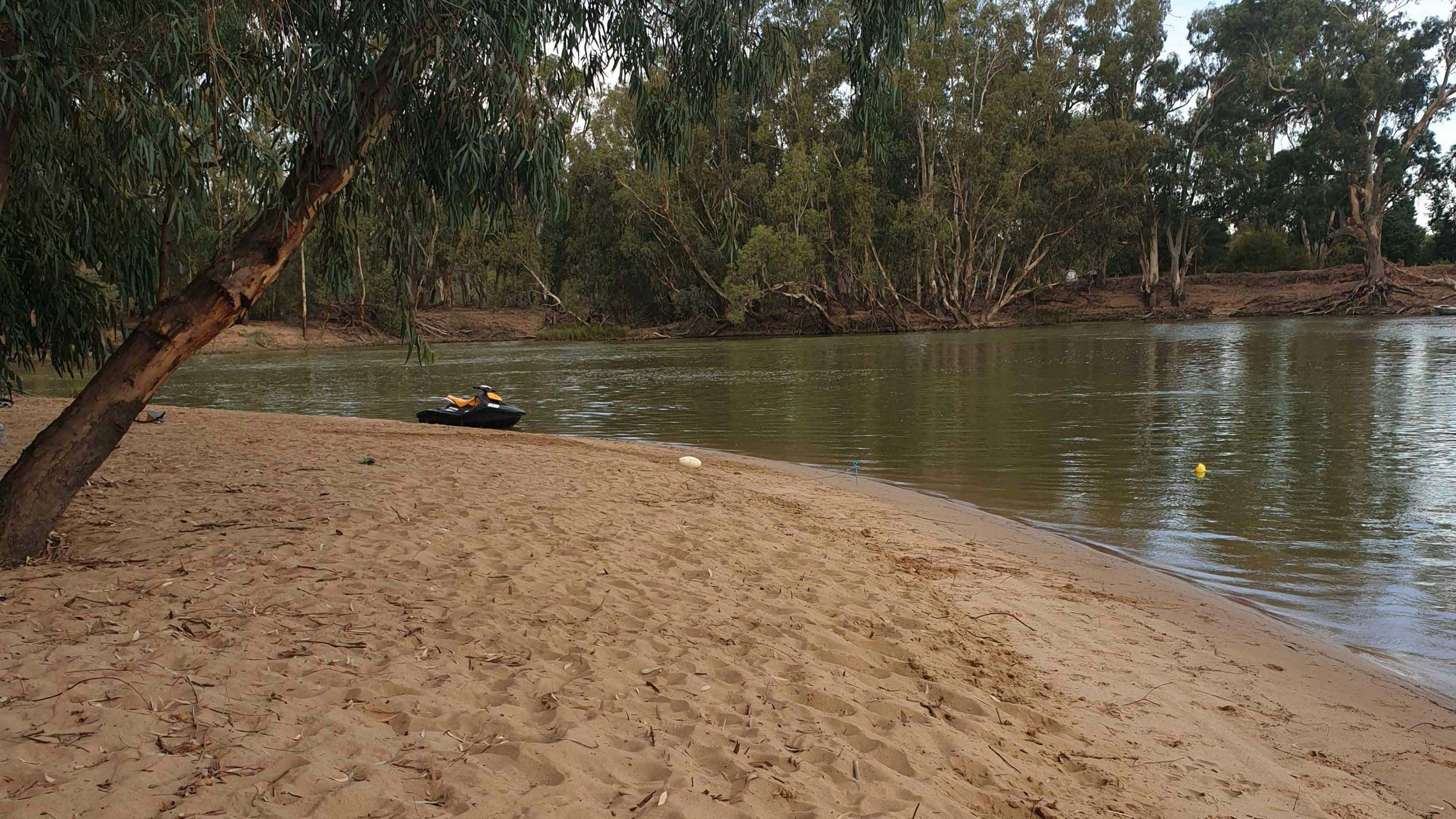 Murray-View-Murray-River-Sandbar_D5E2Wqn