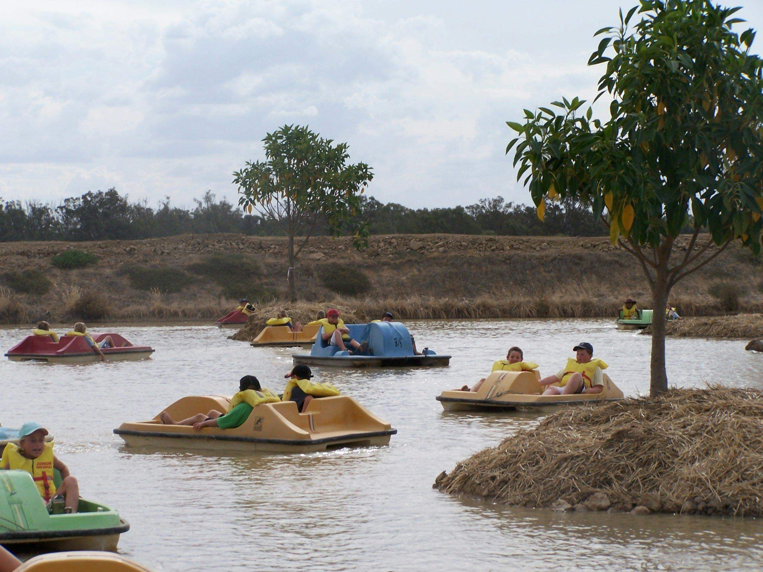 Original__9513390_Db38_Dam_Pedal_Boats_Yx6L6Fs