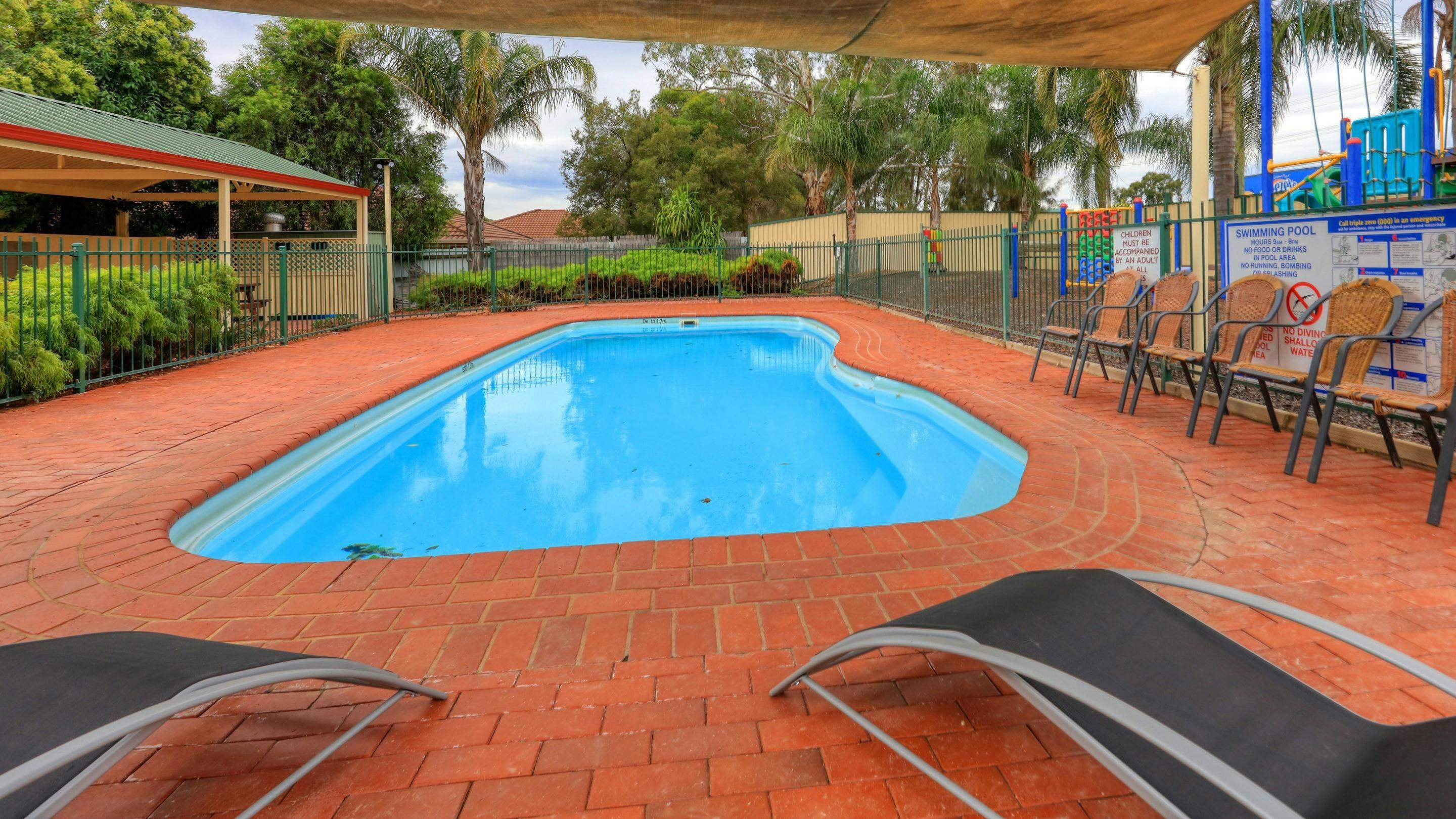 E9B415F2F8F8A87A10Cabb2B9Dc43Cdb