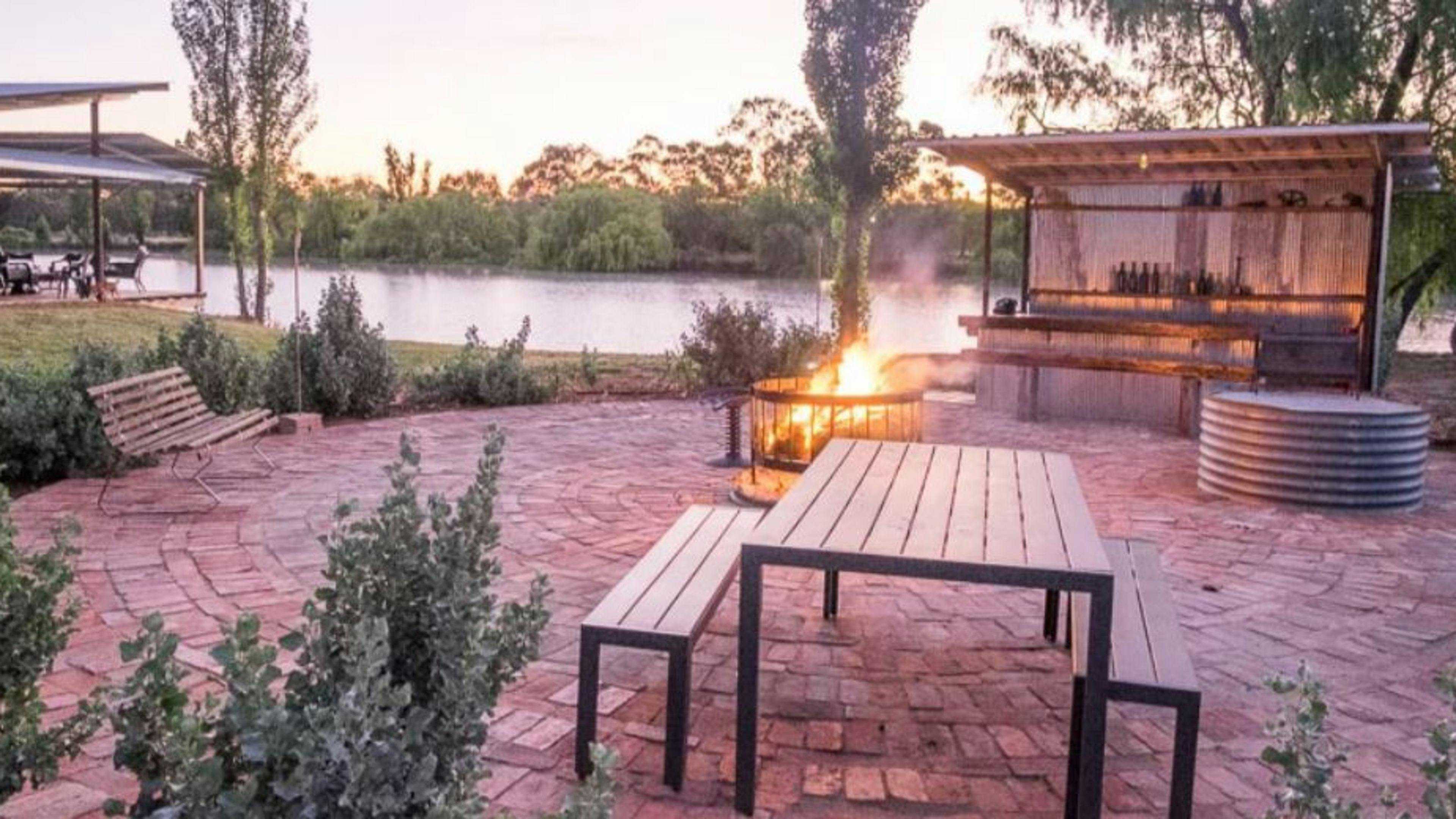 Burraburoon-Farmstay-Bob-S-Bend-Lake-Camping-Unpowered-Riverina_I0Kr0Hn