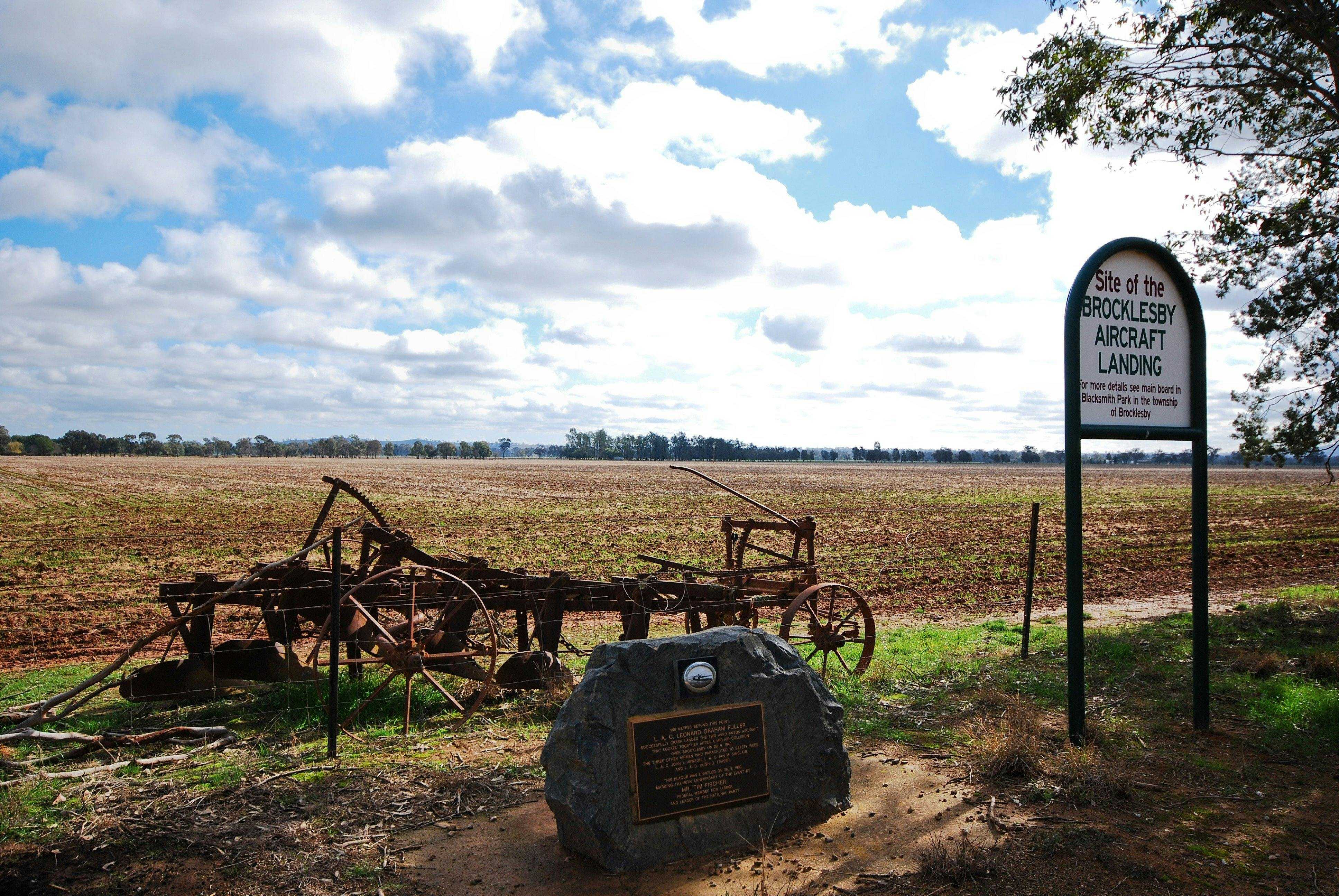 Original__9314757_2640_Avro_Anson_Landing_Site__Plaque__Brocklesby_Kathryn_Mitsch_26_2Dogzfn